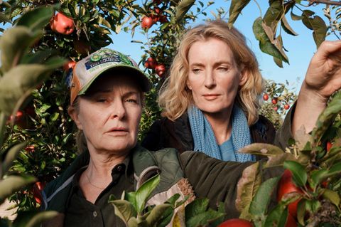 "Tatort" aus Hannover: Charlotte Lindholm (Maria Furtwängler, r.) ermittelt im "Tatort: Letzte Ernte" auf dem Hof der Bäuerin Marlies Feldhusen (Lina Wendel, l.) Charlotte Lindholm (Maria Furtwängler, r.) ermittelt im "Tatort: Letzte Ernte" auf dem Hof der Bäuerin Marlies Feldhusen (Lina Wendel, l.)
