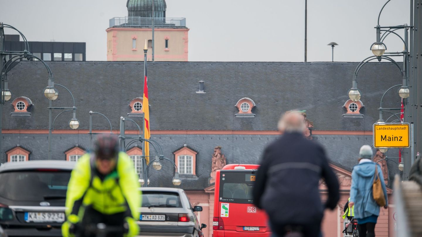 Die Strecke zwischen der hessischen und der rheinland-pfälzischen Landeshauptstadt ist eine der stärksten Pendelachsen im Bundes