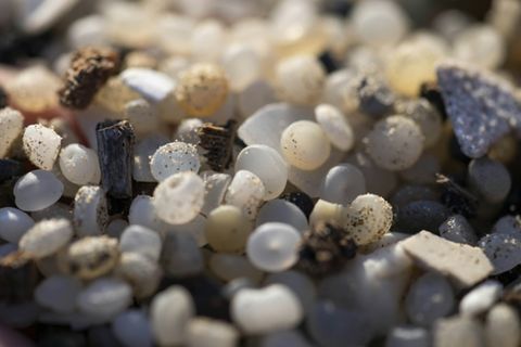 Mikroplastik an einem Strand in Spanien