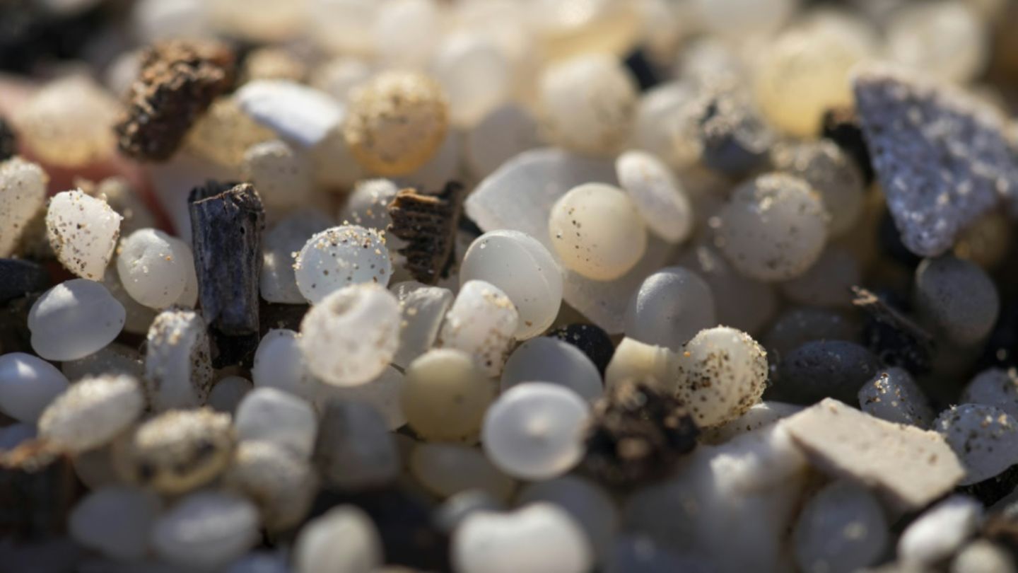 Mikroplastik an einem Strand in Spanien