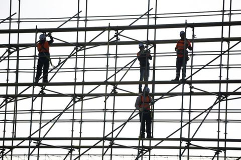 Bauarbeiter auf einem Gerüst