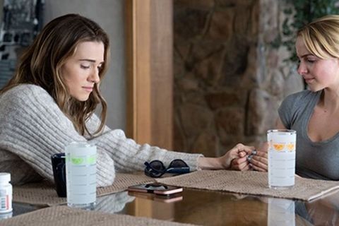 Morgan (Allison Williams, l.) und ihre Tochter Clara (Mckenna Grace) müssen einen schweren Verlust verkraften.