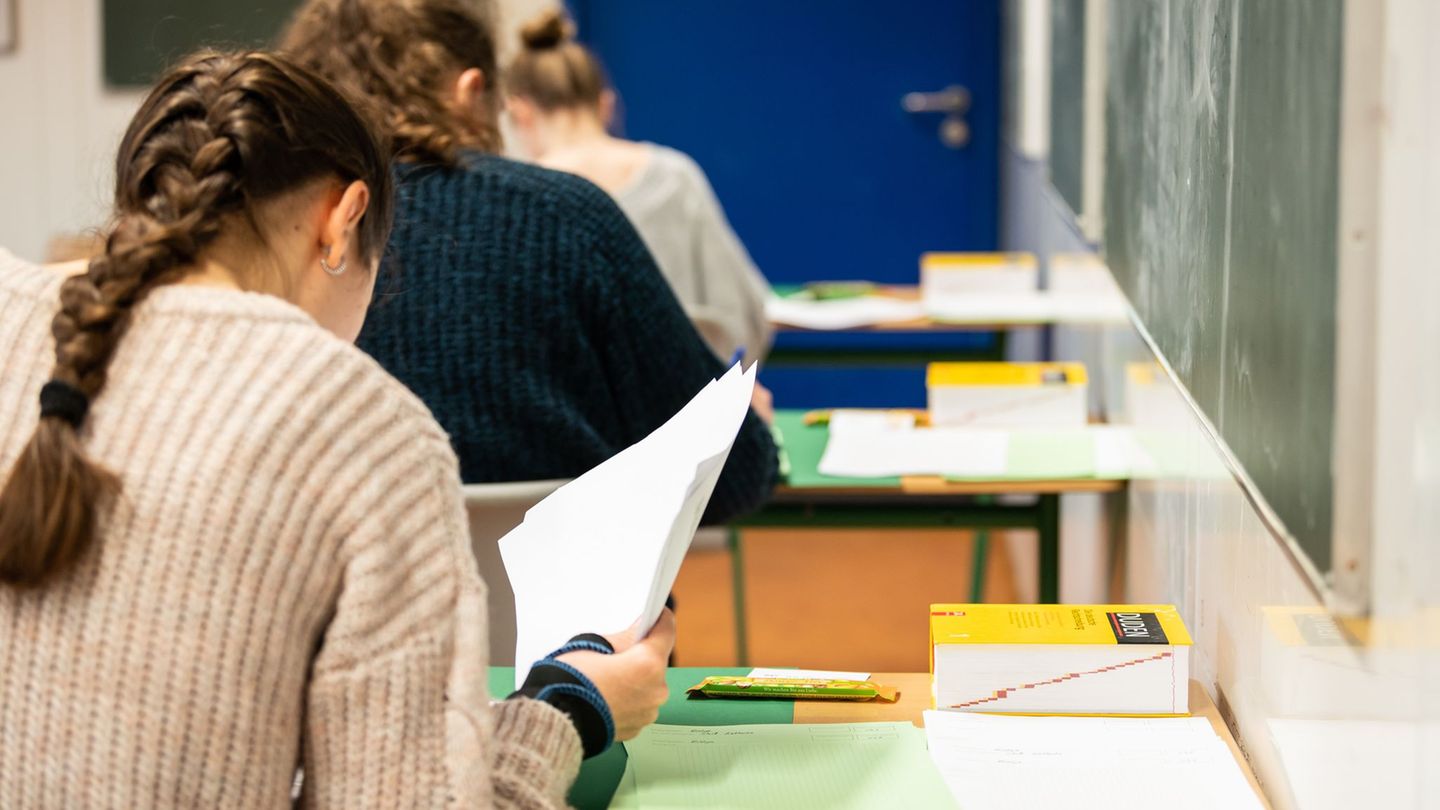 Prüfungen sind stressig, aber aus den Schulen kaum wegzudenken. Was tun? (Symbolbild) Foto: Silas Stein/dpa