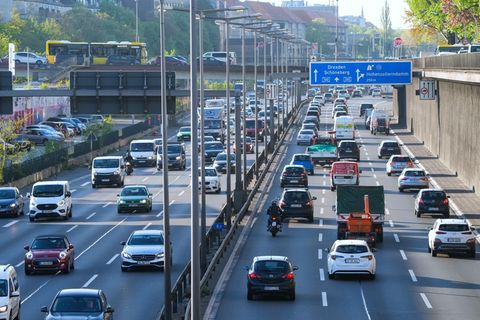 Viele Menschen pendeln zwischen Berlin und Brandenburg täglich zur Arbeit. (Archivbild) Foto: Soeren Stache/dpa