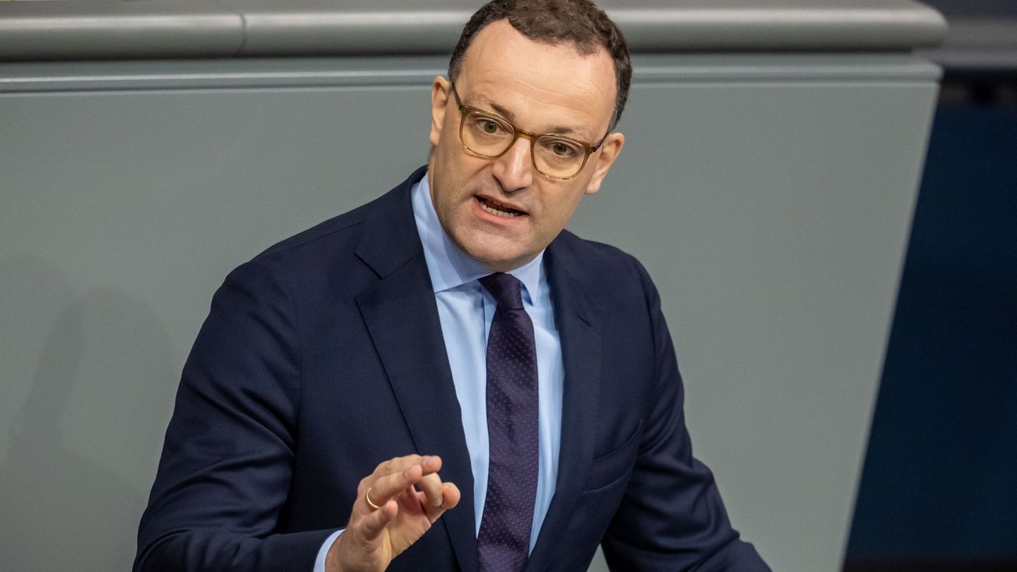 Unionsfraktionschef Spahn erwartet Aufklärung von AfD-Chefin Weidel. (Archivfoto) Foto: Michael Kappeler/dpa