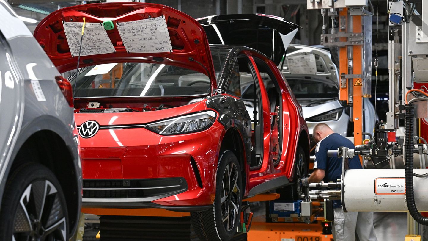 Volkswagen plant Sonderschichten in der Zwickauer Autofabrik (Symbolbild) Foto: Hendrik Schmidt/dpa