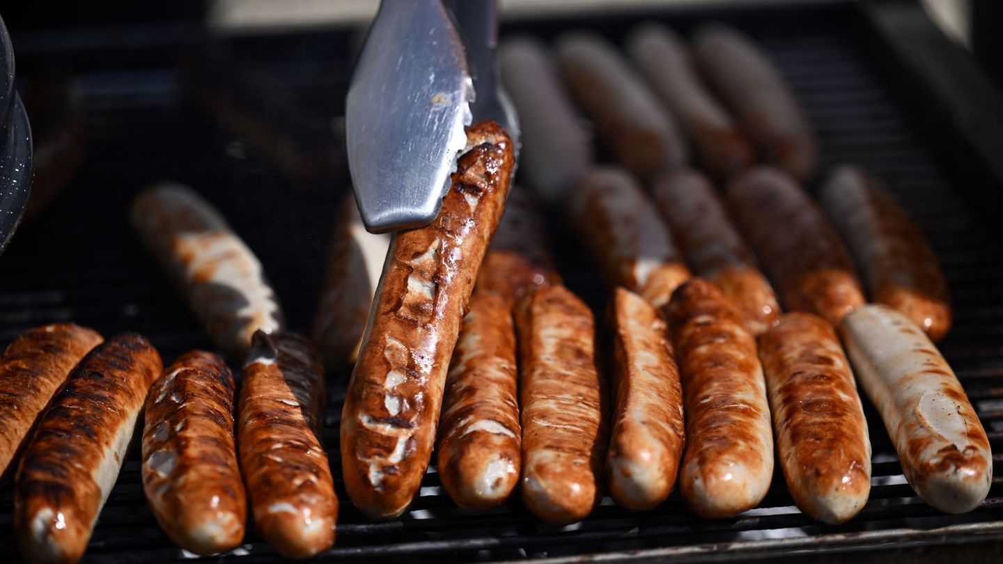 Ein Grillabend endete für vier Senioren in Cottbus im Krankenhaus. (Symbolbild) Foto: Martin Schutt/dpa