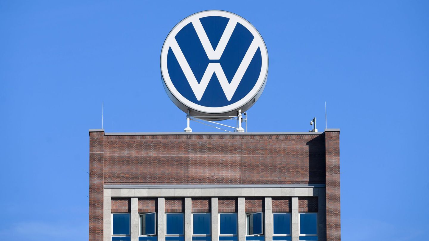 Im VW-Vorstandshochhaus übernimmt ein Neuer das Beschaffungsressort. (Archivbild) Foto: Julian Stratenschulte/dpa