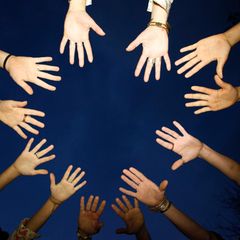 Hände in einem Kreis von unten fotografiert