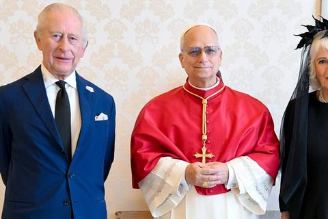 König Charles und Königin Camilla haben sich erstmals mit Papst Leo getroffen.