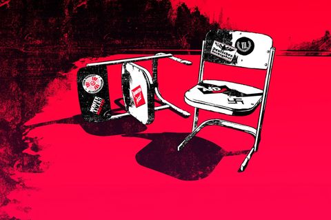 Zwei Schul-Stühle in einer illustrativen Darstellung, beklebt mit rechten Aufklebern, Einfluss AfD