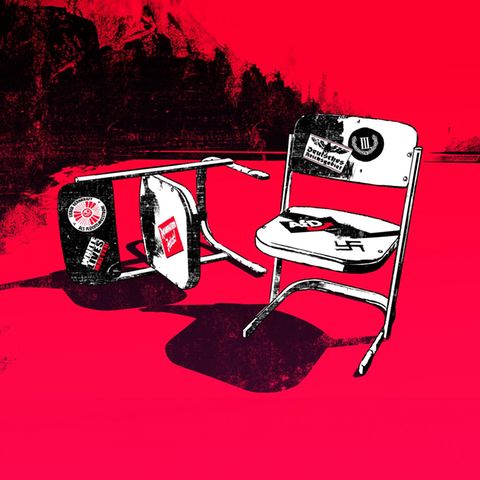 Zwei Schul-Stühle in einer illustrativen Darstellung, beklebt mit rechten Aufklebern, Einfluss AfD Zwei Schul-Stühle in einer illustrativen Darstellung, beklebt mit rechten Aufklebern, Einfluss AfD