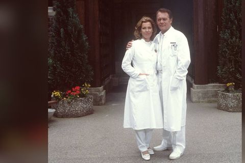 Gaby Dohm als Schwester Christa und Klausjürgen Wussow als Prof. Brinkmann in "Die Schwarzwaldklinik".