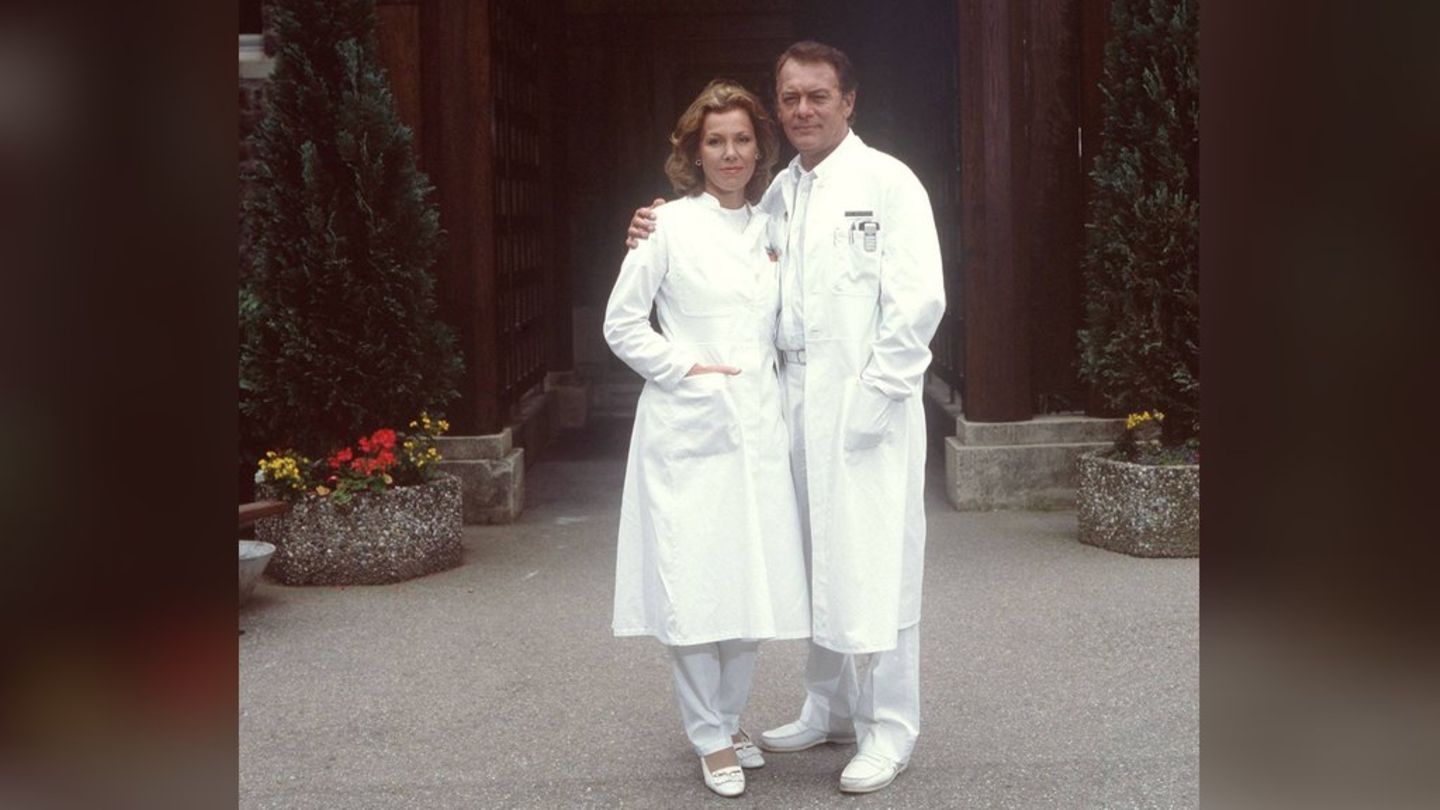 Gaby Dohm als Schwester Christa und Klausjürgen Wussow als Prof. Brinkmann in "Die Schwarzwaldklinik".