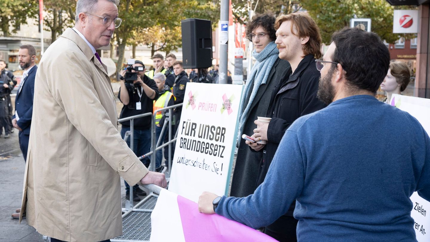 Ministerpräsident Alexander Schweitzer (SPD) dankte Demonstranten für ihr Engagement. Foto: Boris Roessler/dpa