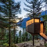Woodnest  Baumhaushotel  Odda, Norwegen, 2020/2023  Grundfläche: 15 qm  Architekten: Helen & Hard  Kunde: Sally und Kjartan Aano  Um eine Hütte zu bauen, die nur von einem einzigen schlanken Baum getragen wird, wurde ein Stahlrohr geteilt, um den Stamm herum neu zusammengesetzt und mit vier Bolzen befestigt. Die Struktur selbst wurde außerhalb der Baustelle vorgefertigt.