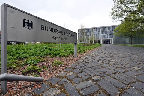 Das Bundesarbeitsgericht hat eine Entscheidung zur Lohngerechtigkeit von Frauen gefällt (Illustration) Foto: Martin Schutt/dpa