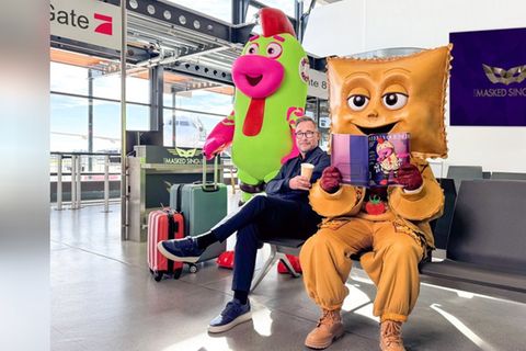 Wer sind Quietsch (li.) und Rave-ioli? Moderator Matthias Opdenhövel mit den neuen Masken.