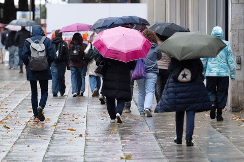 Regenschirm mitnehmen - es wird Starkregen erwartet. Foto: Marijan Murat/dpa