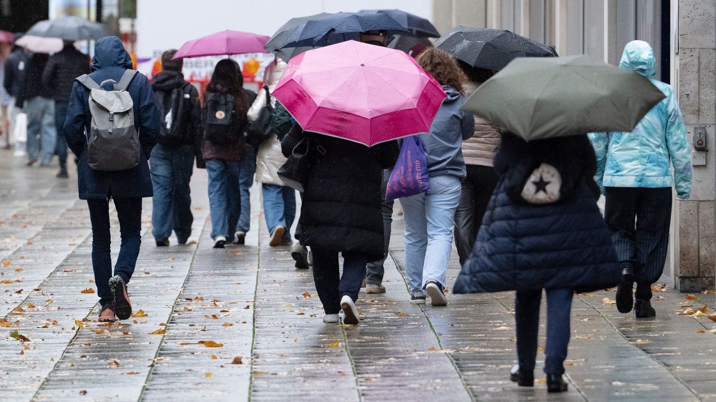 Regenschirm mitnehmen - es wird Starkregen erwartet. Foto: Marijan Murat/dpa