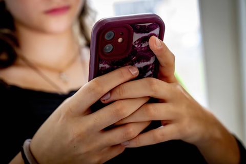 Frau mit Smartphone in der Hand Frau mit Smartphone in der Hand