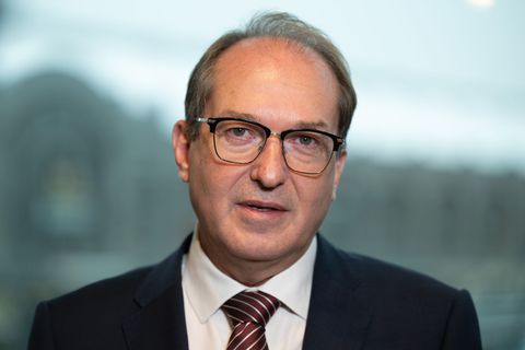 Bundesinnenminister Alexander Dobrindt (CSU) sieht die Schaffung sicherer Innenstädte als eine vordringliche Aufgabe an. Foto: S