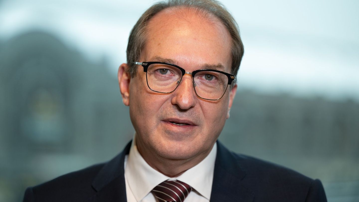 Bundesinnenminister Alexander Dobrindt (CSU) sieht die Schaffung sicherer Innenstädte als eine vordringliche Aufgabe an. Foto: S Bundesinnenminister Alexander Dobrindt (CSU) sieht die Schaffung sicherer Innenstädte als eine vordringliche Aufgabe an. Foto: S
