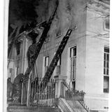 Der 31. US-Präsident Herbert Hoover gibt am 24. Dezember 1929 eine Weihnachtsfeier für seine Mitarbeiter und deren Kinder in der Eingangshalle des Ostflügels, als im Büro des Präsidenten ein Feuer ausbricht. Seine Mitarbeiter versuchen noch, Akten zu retten – doch viele verbrennen dennoch. Einhundertdreißig Feuerwehrleute rücken zu dem Großbrand aus, können aber große Schäden am Westflügel des Weißen Hauses nicht verhindern. Am 14. April 1930 sind die Reparaturarbeiten abgeschlossen