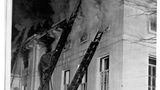 Washington: Der 31. US-Präsident Herbert Hoover gibt am 24. Dezember 1929 eine Weihnachtsfeier für seine Mitarbeiter und deren Kinder in der Eingangshalle des Ostflügels, als im Büro des Präsidenten ein Feuer ausbricht. Seine Mitarbeiter versuchen noch, Akten zu retten – doch viele verbrennen dennoch. Einhundertdreißig Feuerwehrleute rücken zu dem Großbrand aus, können aber große Schäden am Westflügel des Weißen Hauses nicht verhindern. Am 14. April 1930 sind die Reparaturarbeiten abgeschlossen Der 31. US-Präsident Herbert Hoover gibt am 24. Dezember 1929 eine Weihnachtsfeier für seine Mitarbeiter und deren Kinder in der Eingangshalle des Ostflügels, als im Büro des Präsidenten ein Feuer ausbricht. Seine Mitarbeiter versuchen noch, Akten zu retten – doch viele verbrennen dennoch. Einhundertdreißig Feuerwehrleute rücken zu dem Großbrand aus, können aber große Schäden am Westflügel des Weißen Hauses nicht verhindern. Am 14. April 1930 sind die Reparaturarbeiten abgeschlossen