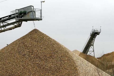 Der Streit um den Abbau von Sand und Kies am Niederrhein ist vor dem OVG ein Dauerthema. (Archivbild) Foto: Roland Weihrauch/dpa