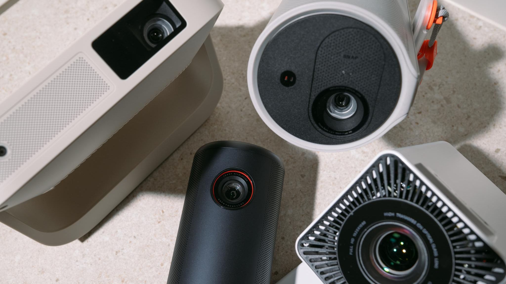 Mini-Beamer-Test: Die Mini-Beamer stehen für ihren Test bereit