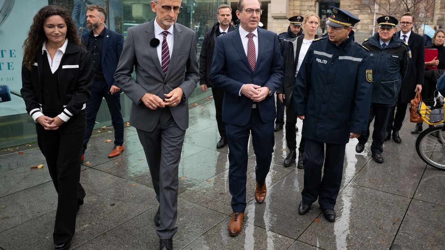 Bundesinnenminister Alexander Dobrindt (CSU) besuchte die Citywache von Polizei und Stadt in Dresden. Foto: Sebastian Kahnert/dp
