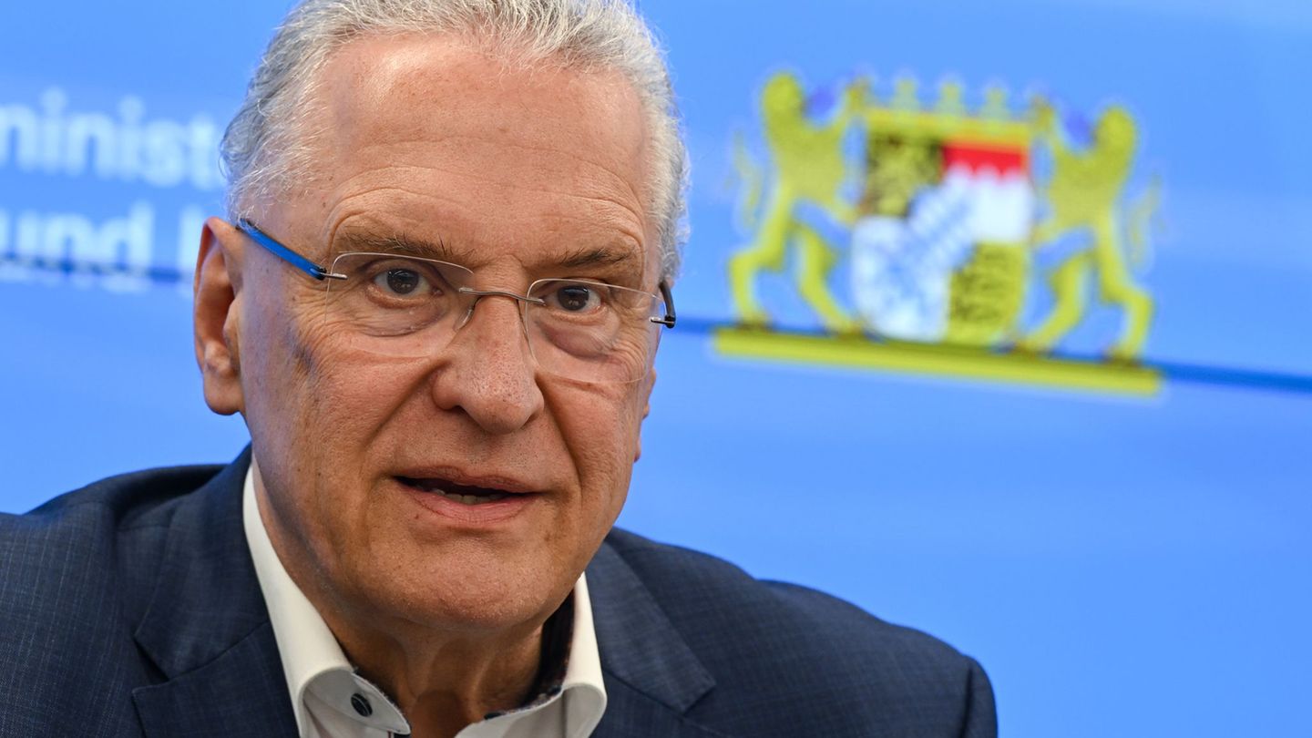 Für Bayerns Innenminister Herrmann ist die Entscheidung aus Karlsruhe eine gute Nachricht. (Archivbild) Foto: Arne Dedert/dpa