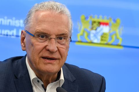 Für Bayerns Innenminister Herrmann ist die Entscheidung aus Karlsruhe eine gute Nachricht. (Archivbild) Foto: Arne Dedert/dpa