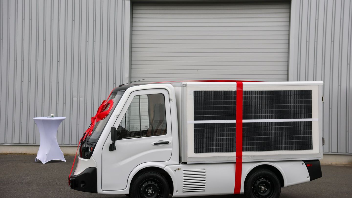 Ein mit Solarmodulen ausgestattetes Lieferfahrzeug steht vor der neuen Fabrik der Opes Solar Mobility GmbH für die Produktion vo