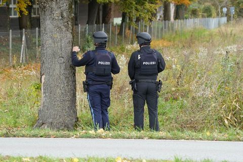 Polizisten ermittelten am Tag nach dem Vorfall zur Ursache und dem genauen Hergang. Foto: Lars Haubner/News5/dpa