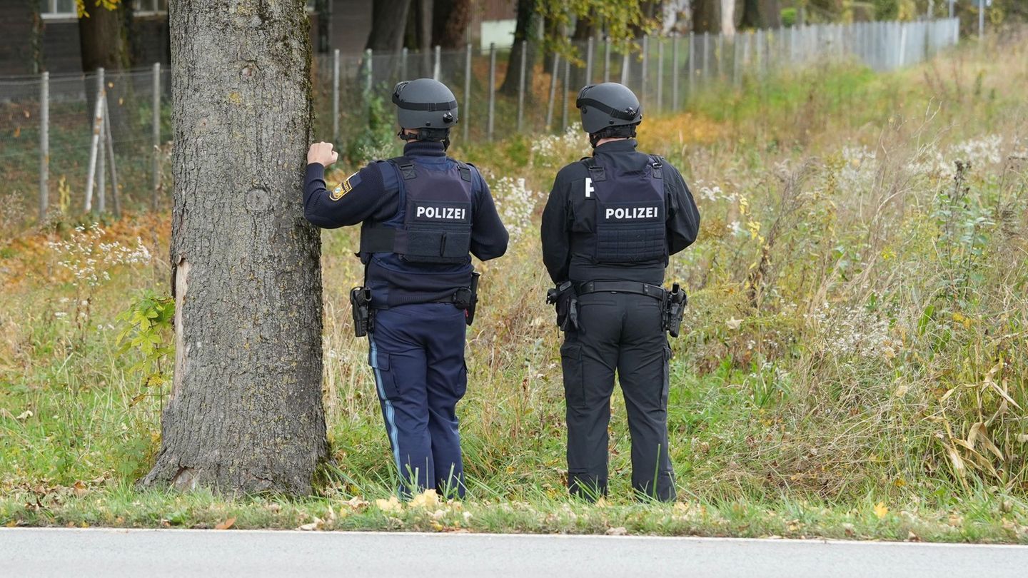 Polizisten ermittelten am Tag nach dem Vorfall zur Ursache und dem genauen Hergang. Foto: Lars Haubner/News5/dpa