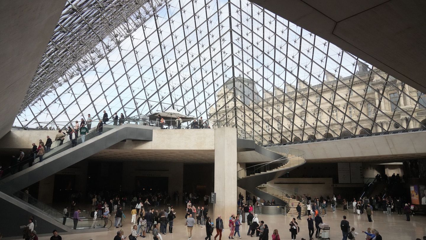 Das Alarmsystem im Louvre hat während des spektakulären Einbruchs funktioniert (Archivbild). Foto: Thibault Camus/AP/dpa