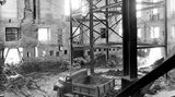 Washington: Das Weiße Haus wird komplett entkernt und mit Stahlträgern und Betondecken im Inneren neu aufgebaut. 1952 feiern die USA schließlich die Wiedereröffnung des Weißen Hauses Das Weiße Haus wird komplett entkernt und mit Stahlträgern und Betondecken im Inneren neu aufgebaut. 1952 feiern die USA schließlich die Wiedereröffnung des Weißen Hauses