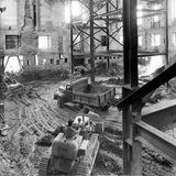 Das Weiße Haus wird komplett entkernt und mit Stahlträgern und Betondecken im Inneren neu aufgebaut. 1952 feiern die USA schließlich die Wiedereröffnung des Weißen Hauses