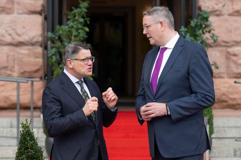 Nach Einschätzung von Rhein (links, mit dem rheinland-pfälzischen Ministerpräsidenten Alexander Schweitzer, SPD) baut Bundesfina