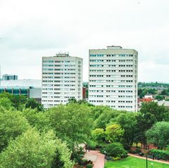 Ein Wohnblock aus der Ferne