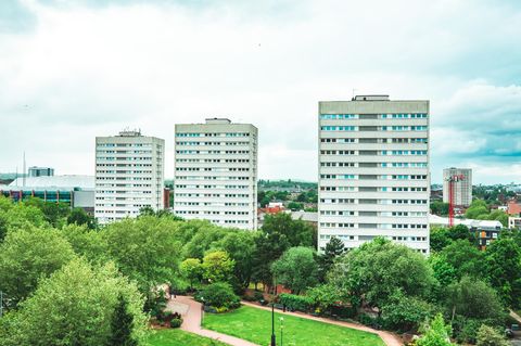 Ein Wohnblock aus der Ferne