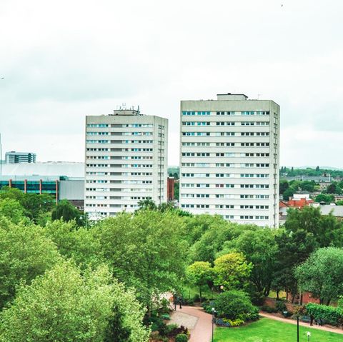 Ein Wohnblock aus der Ferne Ein Wohnblock aus der Ferne