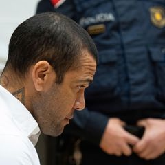 Der ehemalige Fußballstar Dani Alves sitzt vor einem Gericht in Barcelona