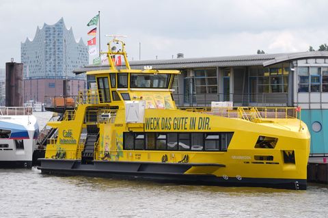 Die Hadag-Hybridfähre "Grasbrook" hat neben einem Elektroantrieb auch einen Dieselmotor. (Archivbild) Foto: Marcus Brandt/dpa