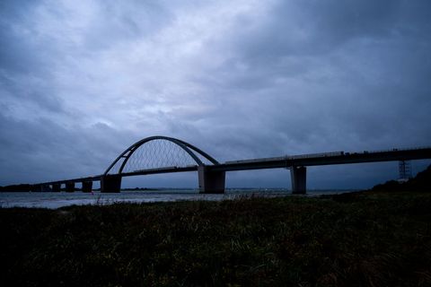 Das Sturmtief bringt Orkanböen an der Küste. (Symbolbild) Foto: Daniel Bockwoldt/dpa