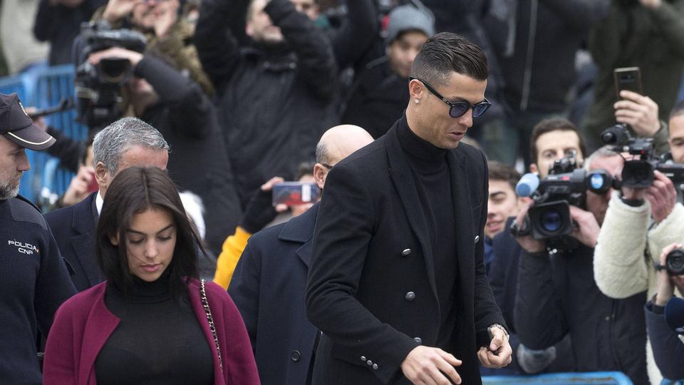 Weltstar Cristiano Ronaldo und seine Freundin Georgina Rodríguez verlassen im Januar 2018 gemeinsam das Landgericht Madrid Weltstar Cristiano Ronaldo und seine Freundin Georgina Rodríguez verlassen im Januar 2018 gemeinsam das Landgericht Madrid