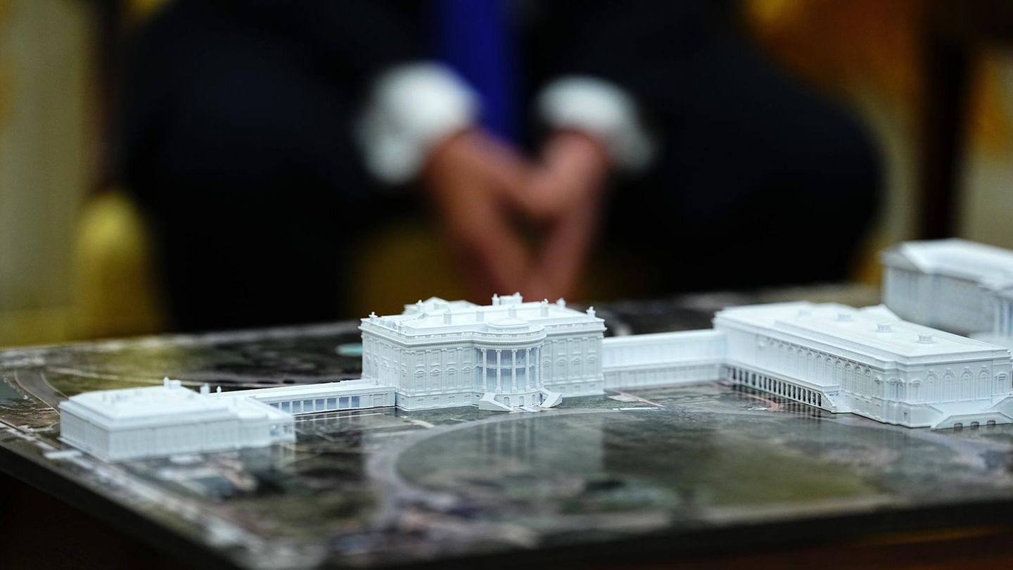 Washington: Trump sagt, der rund 8400 Quadratmeter große neue Ballsaal mit einer Kapazität von 1000 Menschen sei notwendig, um Veranstaltungen auszurichten, die derzeit in einem Zelt stattfinden. Das Modell zeigt rechts das Gebäude für den Ballsaal, der über eine Lobby und eine Brücke mit dem Hauptgebäude verbunden wird. Dafür muss der bisherige East Wing weichen Trump sagt, der rund 8400 Quadratmeter große neue Ballsaal mit einer Kapazität von 1000 Menschen sei notwendig, um Veranstaltungen auszurichten, die derzeit in einem Zelt stattfinden. Das Modell zeigt rechts das Gebäude für den Ballsaal, der über eine Lobby und eine Brücke mit dem Hauptgebäude verbunden wird. Dafür muss der bisherige East Wing weichen