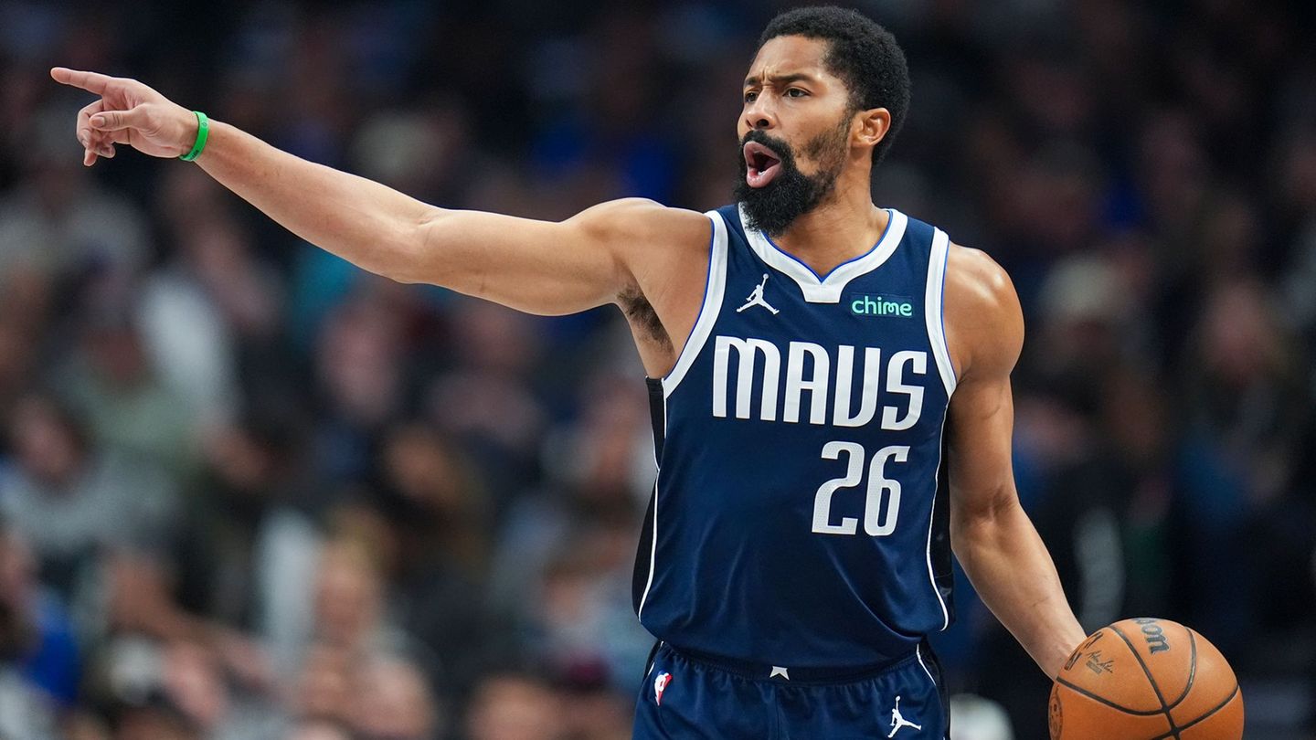 Von der NBA in die Bundesliga: Basketball-Routinier Spencer Dinwiddie heuert beim FC Bayern an. (Archivbild) Foto: Julio Cortez/